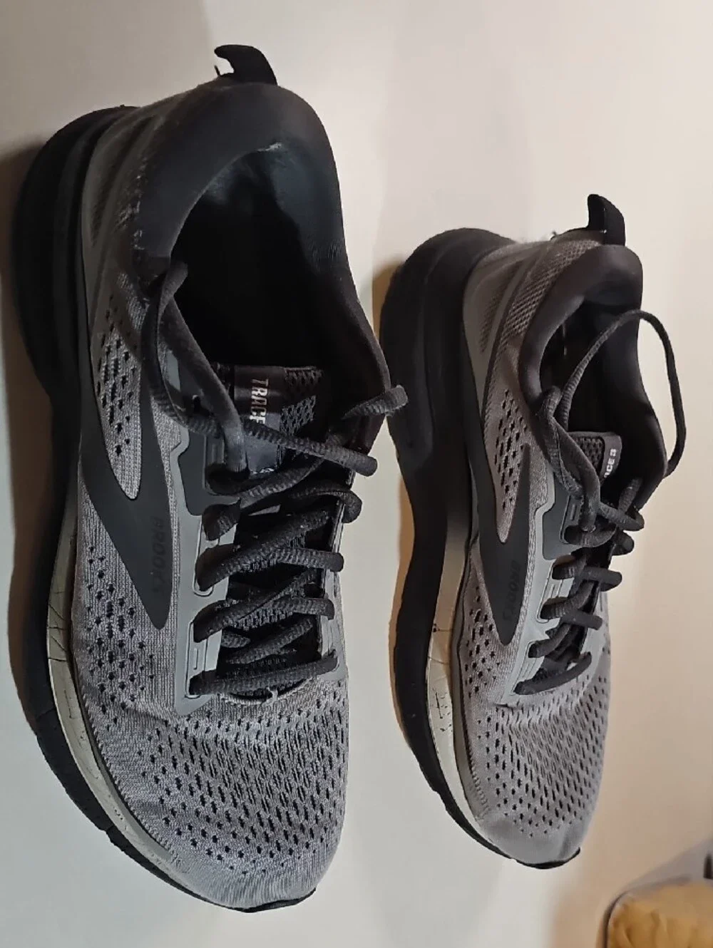 Brooks Men's Grey and Black Athletic Running Shoes